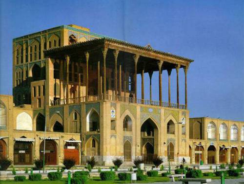 مطالعه و شناخت کاخ عالی قاپو اصفهان به همراه سیر تحول مرمت آن